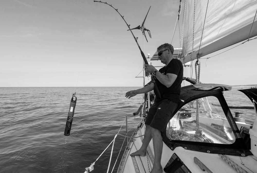 Toste Tanhua, holt auf einem Segelboot die Messonde mit einer Angel ein.