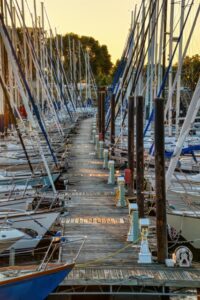 Boote im Hafen am Steg