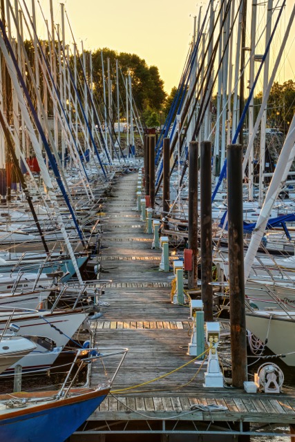 Boote im Hafen am Steg